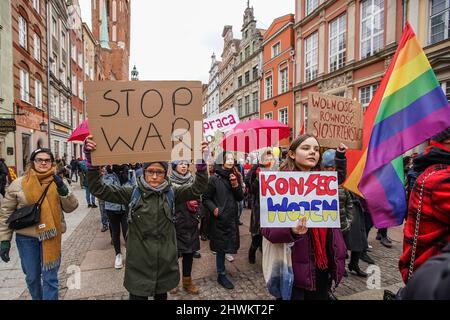 Gdansk, Pologne. , . Des manifestants aux bannières féministes, pro-choice et anti-Russie contre l'Ukraine sont vus à Gdansk, en Pologne, le 6 mars 2022 le manifeste est un rassemblement annuel féministe et de défense des droits des femmes pour célébrer la Journée internationale de la femme - une journée mondiale célébrant les réalisations sociales, économiques, culturelles et politiques des femmes. Les manifestants exigent les droits des femmes, le respect et le libre choix de l'avortement. Credit: Vadim Pacajev/Alay Live News Banque D'Images