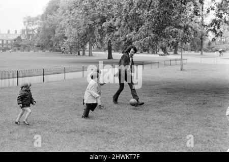 Neil Diamond, auteur-compositeur américain de premier plan, est en Grande-Bretagne pour une tournée européenne d'un mois qui ouvre ce samedi (27th mai) au Royal Albert Hall de Londres. Photo dans les jardins de Kensington. 25th mai 1972. Banque D'Images