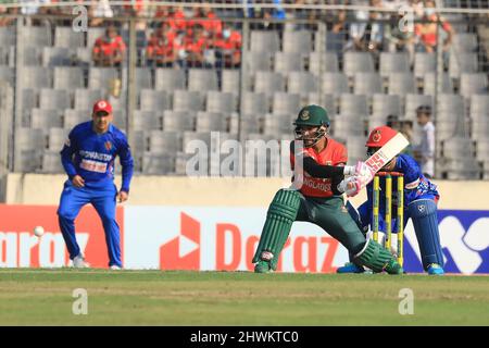 Dhaka, Bangladesh. 05th mars 2022. Le joueur de cricket du Bangladesh, Mushfiqur Rahim, en action lors du deuxième match de T20 entre l'équipe de cricket de l'Afghanistan et le Bangladesh au stade national de cricket Sher-E-Bangla. Afghanistan gagné par 8 wickets (avec 14 balles restantes) crédit: SOPA Images Limited/Alay Live News Banque D'Images