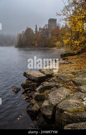 Château de Lichtenfels en paysage automnal avec le lac Foggy Ottenstein en Autriche Banque D'Images