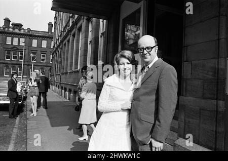 L'actrice Anne Reid épouse Peter Eckersley au bureau d'enregistrement des rangées de Jackson, à Manchester. 22nd mai 1971. Banque D'Images