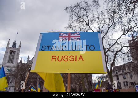 Londres, Angleterre, Royaume-Uni. 6th mars 2022. Un manifestant tient un écriteau appelant le Royaume-Uni à tenir tête à la Russie. Des manifestants se sont rassemblés sur la place du Parlement pour le douzième jour des manifestations alors que la Russie poursuit son attaque contre l'Ukraine. (Credit image: © Vuk Valcic/ZUMA Press Wire) Credit: ZUMA Press, Inc./Alamy Live News Banque D'Images