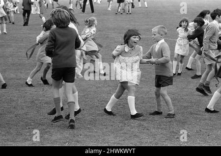 Danse de campagne pour enfants à Teesside. 1972. Banque D'Images