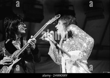 Les visages avec Rod Stewart se présentent au Reading Festival le samedi 12th 1972 août. Les images montrent le guitariste Ronnie Wood et la chanteuse Rod Stewart les visages se sont entête la deuxième des trois nuits de ce qui a été appelé le National Jazz, Blues & Rock Festival 12th, et a eu lieu à Richfield Avenue. Reading, Berkshire, Angleterre, vendredi 11th, samedi 12th et dimanche 13th. Les visages ont fermé leur set avec 'maggie May', et l'événement du week-end a présenté d'autres actes comme Genesis, Elkie Brooks et Robert Palmer, puis dans Vinegar Joe, Mungo Jerry et Status quo. Les visages étaient Rod Stewart (chef Banque D'Images