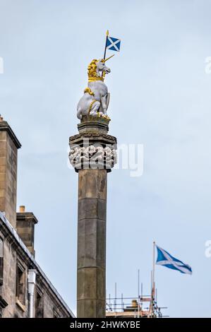 UNICORN et le drapeau de la saltire en haut de mercat ou marché en croix avec unicorn, Royal Mile, Édimbourg, Écosse, Royaume-Uni Banque D'Images