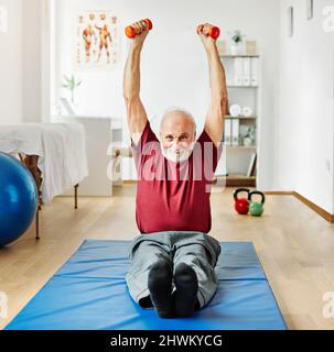 médecin soins aux personnes âgées exercice physique thérapie exercice aide à la retraite physiothérapie bande streptococcique clinique thérapeute homme âgé Banque D'Images