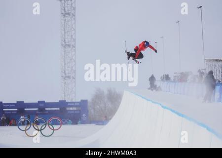 Zhangjikou, Chine. 18.02.22. Eileen Gu en Chine lors de la finale de la demi-pipe des femmes olympiques d'hiver de Beijing 2022 au Genting Snow Park à Zhangjiakou, en Chine. Banque D'Images