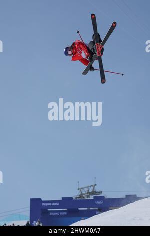 Zhangjikou, Chine. 18.02.22. Eileen Gu en Chine lors de la finale de la demi-pipe des femmes olympiques d'hiver de Beijing 2022 au Genting Snow Park à Zhangjiakou, en Chine. Banque D'Images