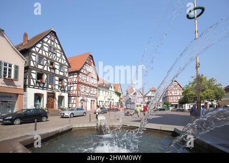 Fontaine avec maisons à colombages sur la place du marché de Seligenstadt, Hesse, Allemagne Banque D'Images