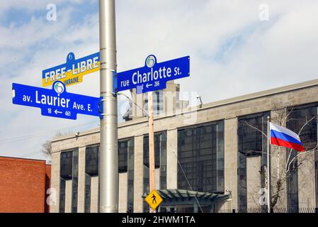 Ottawa, Canada - le 6 mars 2022 : la ville d’Ottawa a décidé d’accrocher un panneau de rue Free Ukraine devant l’ambassade de Russie pour protester contre l’invasion militaire de l’Ukraine par la Russie, de sorte que les travailleurs de l’ambassade voient le panneau, en français et en anglais, lorsqu’ils venaient travailler chaque jour. Il y a une motion pour renommer Charlotte St en Zelensky. Le Canada compte la troisième population ukrainienne au monde derrière l'Ukraine et la Russie. Banque D'Images