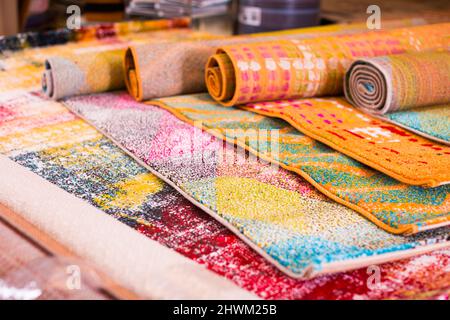 Divers tapis de laine colorés à vendre en magasin Banque D'Images