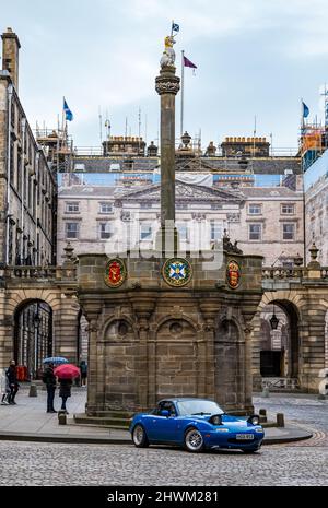 Mazda voiture de sport garée par mercat ou marché en croix avec unicorn, Royal Mile, Édimbourg, Écosse, Royaume-Uni Banque D'Images