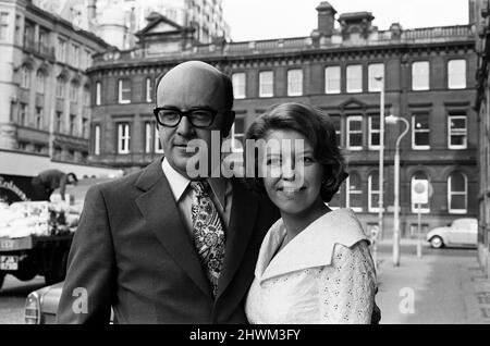 L'actrice Anne Reid épouse Peter Eckersley au bureau d'enregistrement des rangées de Jackson, à Manchester. 22nd mai 1971. Banque D'Images