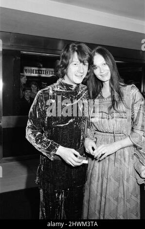 John Hurt et sa partenaire Marie-Lise Volpeliere-Pierrot arrivent pour la première du 10 Rillington place, au Columbia Theatre, Shaftsebury Avenue, Londres, W1. Dans le film, qui se déroule dans l'ouest de Londres du milieu à la fin de 1940s, John Hurt joue illettré Timothy Evans, qui sous le stress confesse à tort à un meurtre qu'il n'a pas commis, et se pend. Le film porte également Richard Attenborough comme le meurtre de John Christie, qui lui-même, est finalement pris et jugé. 10 Rillington place est une histoire vraie. Photo prise le 28th janvier 1971 Banque D'Images