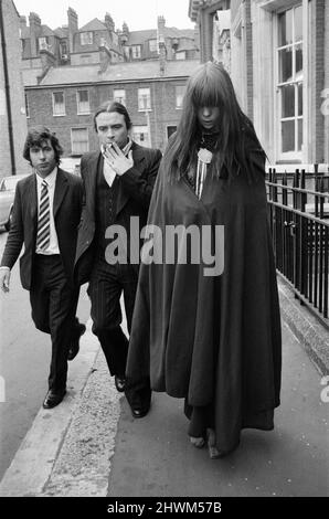Le photographe de mode David Bailey se tenait sous caution pour le modèle Penelope Tree lorsqu'elle est apparue en détention provisoire à West London Magistrats court. Elle est accusée d'infractions liées à la drogue. 16th octobre 1972. Banque D'Images