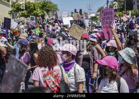 San Salvador, El Salvador. 06th mars 2022. Les militantes protestataires portent des signes et brandent des slogans lors d'une manifestation avant la Journée internationale de la femme. Chaque 8th mars, la Journée internationale de la femme est commémorée pour exiger des conditions égales et justes pour les femmes, ainsi que pour arrêter et condamner la violence contre les femmes. Crédit : SOPA Images Limited/Alamy Live News Banque D'Images