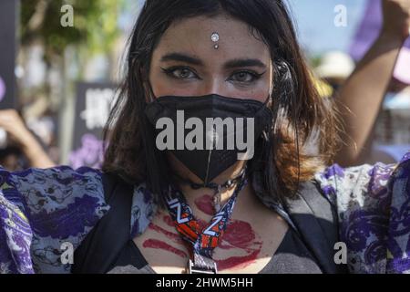 San Salvador, El Salvador. 06th mars 2022. Une femme participe à une manifestation avant la Journée internationale de la femme. Chaque 8th mars, la Journée internationale de la femme est commémorée pour exiger des conditions égales et justes pour les femmes, ainsi que pour arrêter et condamner la violence contre les femmes. Crédit : SOPA Images Limited/Alamy Live News Banque D'Images