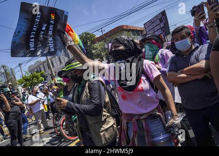 San Salvador, El Salvador. 06th mars 2022. Une femme se fait des gestes en chantant des slogans lors d'une manifestation avant la Journée internationale de la femme. Chaque 8th mars, la Journée internationale de la femme est commémorée pour exiger des conditions égales et justes pour les femmes, ainsi que pour arrêter et condamner la violence contre les femmes. Crédit : SOPA Images Limited/Alamy Live News Banque D'Images