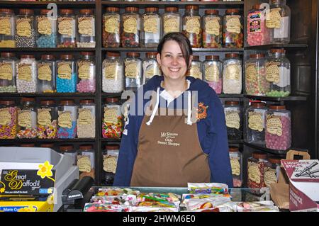 Jeune femme dans un magasin de confiserie, Nantwich, Cheshire, Angleterre, Royaume-Uni Banque D'Images