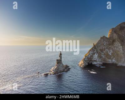 Vue aérienne le phare abandonné Aniva dans l'île de Sakhalin, Russie. Banque D'Images