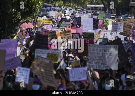 San Salvador, El Salvador. 06th mars 2022. Les militantes protestataires portent des signes et brandent des slogans lors d'une manifestation avant la Journée internationale de la femme. Chaque 8th mars, la Journée internationale de la femme est commémorée pour exiger des conditions égales et justes pour les femmes, ainsi que pour arrêter et condamner la violence contre les femmes. (Photo de Camilo Freedman/SOPA Images/Sipa USA) crédit: SIPA USA/Alay Live News Banque D'Images