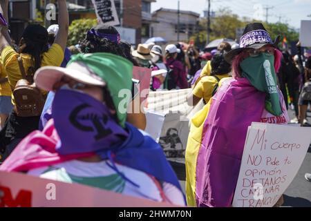 San Salvador, El Salvador. 06th mars 2022. Les militantes protestataires scandent des slogans lors d'une manifestation avant la Journée internationale de la femme. Chaque 8th mars, la Journée internationale de la femme est commémorée pour exiger des conditions égales et justes pour les femmes, ainsi que pour arrêter et condamner la violence contre les femmes. (Photo de Camilo Freedman/SOPA Images/Sipa USA) crédit: SIPA USA/Alay Live News Banque D'Images