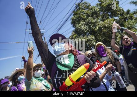 San Salvador, El Salvador. 06th mars 2022. Les militantes protestataires scandent des slogans lors d'une manifestation avant la Journée internationale de la femme. Chaque 8th mars, la Journée internationale de la femme est commémorée pour exiger des conditions égales et justes pour les femmes, ainsi que pour arrêter et condamner la violence contre les femmes. (Photo de Camilo Freedman/SOPA Images/Sipa USA) crédit: SIPA USA/Alay Live News Banque D'Images