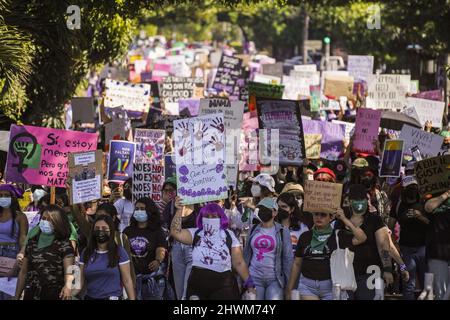 San Salvador, El Salvador. 06th mars 2022. Les militantes protestataires portent des signes et brandent des slogans lors d'une manifestation avant la Journée internationale de la femme. Chaque 8th mars, la Journée internationale de la femme est commémorée pour exiger des conditions égales et justes pour les femmes, ainsi que pour arrêter et condamner la violence contre les femmes. (Photo de Camilo Freedman/SOPA Images/Sipa USA) crédit: SIPA USA/Alay Live News Banque D'Images