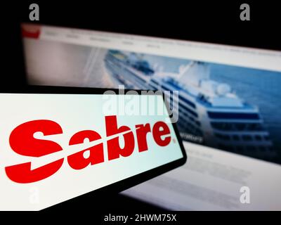 Smartphone avec le logo de la société américaine Sabre Corporation en matière de technologies de voyage à l'écran, devant le site Web. Mise au point au centre-gauche de l'écran du téléphone. Banque D'Images