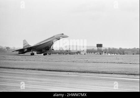 Vol d'essai du prototype 002 de la Concorde construite par les Britanniques au-dessus du golfe de Gascogne. Le vol a duré une heure et vingt-trois minutes et l'avion est allé supersonique pendant 38 minutes. Le capitaine Mark Phillips et sa fiancée, la princesse Anne, comptaient parmi les passagers du vol, dont le rêve était de voler dans l'avion. L'avion atterrit à Fairford, Gloucestershire. La photo montre : l'avion atterrit à Fairford. 23rd octobre 1973. Banque D'Images