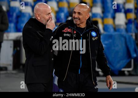 Naples, Italie. 06th mars 2022. Stefano Pioli entraîneur de l'AC Milan parle avec Luciano Spalletti entraîneur de SSC Napoli pendant la série Un match de football entre SSC Napoli et AC Milan au stade Diego Armando Maradona à Naples (Italie), 6th mars 2022. Photo Andrea Staccioli/Insidefoto crédit: Insidefoto srl/Alamy Live News Banque D'Images