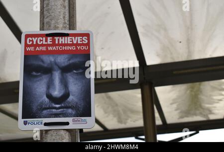 "Les voleurs de cycle nous vous regardent" - un panneau à Station Square, Milton Keynes. Banque D'Images