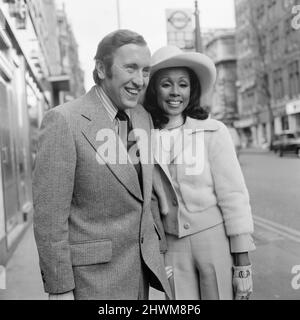 Diahann Carroll, chanteuse et actrice américaine, avec la fiancée David Frost, photographiée ensemble à Londres, dimanche 26th mars 1972. Banque D'Images