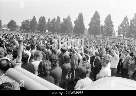 Réunion de masse des travailleurs à l'usine Chrysler Stoke Aldermoor Engines, Coventry, West Midlands, Angleterre, vendredi 24th août 1973. Notre photo montre ... Les travailleurs ont accepté à une majorité substantielle de retourner au travail et de lever les « coupures », qui ont progressivement menacé l'usine et le reste des opérations de Chrysler au Royaume-Uni. L'usine de Stoke redémarrera lundi. Banque D'Images