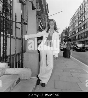 Olivia Newton-John, chanteuse, compositrice et actrice anglophone-australienne, photographiée dans Savile Row, Mayfair Londres, mardi 22nd août 1972. Banque D'Images