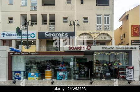 Magasins de détail le long du quai de Vilamoura, Portugal, y compris un marchand de tabac à vin/spiritueux, salon de beauté et magasin de vêtements. Banque D'Images