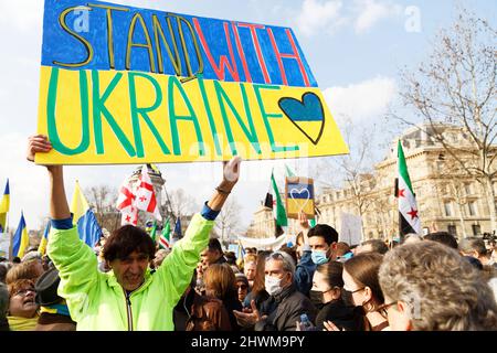 Paris, France. 05th mars 2022. Jean-Baptiste Reddé aka Voltuan assiste à la manifestation pour dénoncer l'invasion de l'Ukraine par la Russie. Banque D'Images