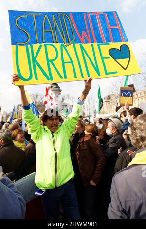 Paris, France. 05th mars 2022. Jean-Baptiste Reddé aka Voltuan assiste à la manifestation pour dénoncer l'invasion de l'Ukraine par la Russie. Banque D'Images