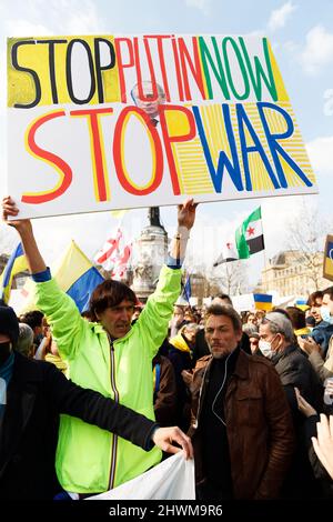 Paris, France. 05th mars 2022. Jean-Baptiste Reddé aka Voltuan assiste à la manifestation pour dénoncer l'invasion de l'Ukraine par la Russie. Banque D'Images