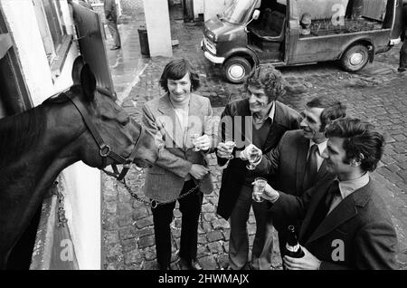 Il s'agit d'un run in All Lancashire pour les quatre championnats de la ligue de football et les quatre capitaines des meilleures équipes se sont réunis pour un match d'échecs amical. Les joueurs impliqués sont Tommy Smith (Liverpool), Martin Dobson (Burnley), Warwick Rimmer (Bolton) et John McPhee (Southport). Après le match, les quatre footballeurs ont ouvert une bouteille de champagne pour porter un toast à la santé d'un autre champion du Lancashire, Red Rum, vainqueur du Grand National, photographié dans son écurie de Southport. 6th avril 1973. Banque D'Images