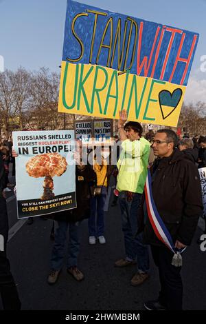 Paris, France. 05th mars 2022. Jean-Baptiste Reddé aka Voltuan assiste à la manifestation pour dénoncer l'invasion de l'Ukraine par la Russie. Banque D'Images