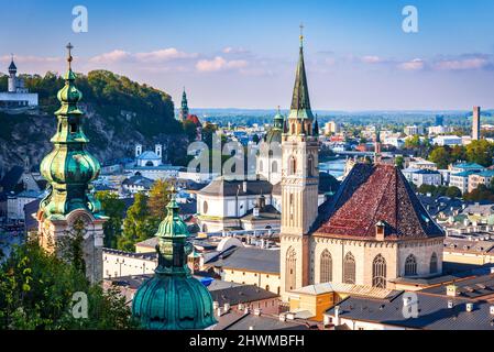 Salzbourg, Autriche. Belle vue sur les gratte-ciel de Salzbourg avec l'ancienne ville, Salzburger Land, Autriche. Banque D'Images