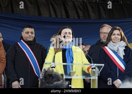 Paris, France. 05th mars 2022. Président de l'association Géorgie vue de France, Tamara Demuria parle pendant la manifestation . Banque D'Images