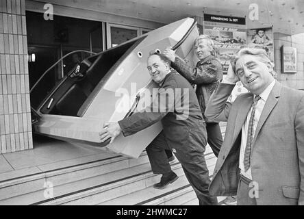 Une copie de James Bond Boat, semblable à celle utilisée dans le film Live and Let Die, arrive pour exposition à l'Odeon Middlesbrough, Corporation Road, Middlesbrough, 1973. Notre photo montre ... membres du personnel livrant le bateau à vitesse, Glastron GT, pour l'exposition. Banque D'Images