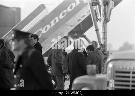 Le duc d'Édimbourg doit voler le Concorde 002 construit par les Britanniques à Mach deux - deux fois la vitesse du son - cet après-midi sur le golfe de Gascogne. Le vol avait été retardé de plus de trois heures lorsqu'une anomalie s'est développée dans le système de freinage alors que l'avion circulait en train de rouler au décollage. Les techniciens ont ensuite remplacé une vanne hydraulique. Sur la photo, le duc d'Édimbourg s'entretient avec le personnel au sol. 2th janvier 1972. Banque D'Images