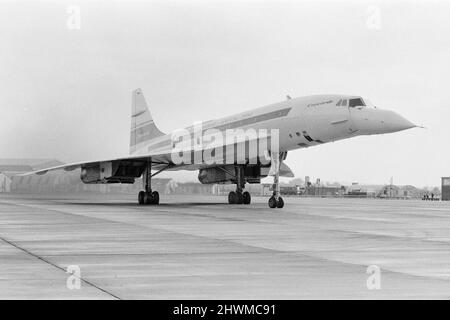 Vol d'essai du prototype 002 de la Concorde construite par les Britanniques au-dessus du golfe de Gascogne. Le vol a duré une heure et vingt-trois minutes et l'avion est allé supersonique pendant 38 minutes. Le capitaine Mark Phillips et sa fiancée, la princesse Anne, comptaient parmi les passagers du vol, dont le rêve était de voler dans l'avion. L'avion atterrit à Fairford, Gloucestershire. Les photos montrent: L'avion après l'atterrissage à Fairford. 23rd octobre 1973. Banque D'Images