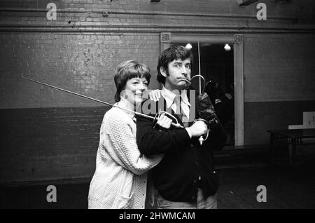 Maggie Smith dans le rôle de titre de Peter Pan avec Dave Allen comme capitaine crochet. Photographié ensemble pendant les répétitions. 30th novembre 1973. Banque D'Images