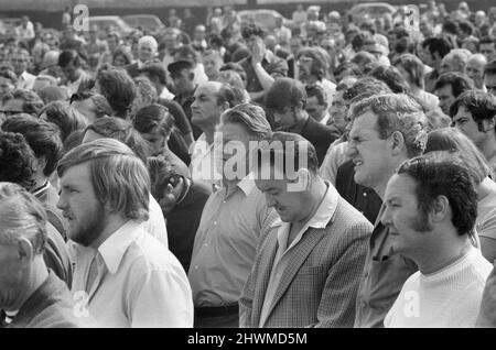 Réunion de masse des travailleurs à l'usine Chrysler Stoke Aldermoor Engines, Coventry, West Midlands, Angleterre, vendredi 24th août 1973. Notre photo montre ... Les travailleurs ont accepté à une majorité substantielle de retourner au travail et de lever les « coupures », qui ont progressivement menacé l'usine et le reste des opérations de Chrysler au Royaume-Uni. L'usine de Stoke redémarrera lundi. Banque D'Images