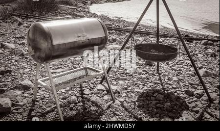 Ancienne photo en noir et blanc d'un vieux barbecue dans la nature aride du lac vavatn en Norvège Hemsedal. Banque D'Images