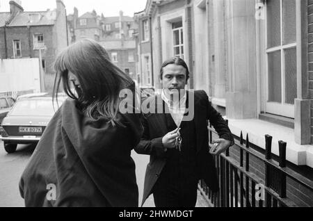 Le photographe de mode David Bailey se tenait sous caution pour le modèle Penelope Tree lorsqu'elle est apparue en détention provisoire à West London Magistrats court. Elle est accusée d'infractions liées à la drogue. 16th octobre 1972. Banque D'Images